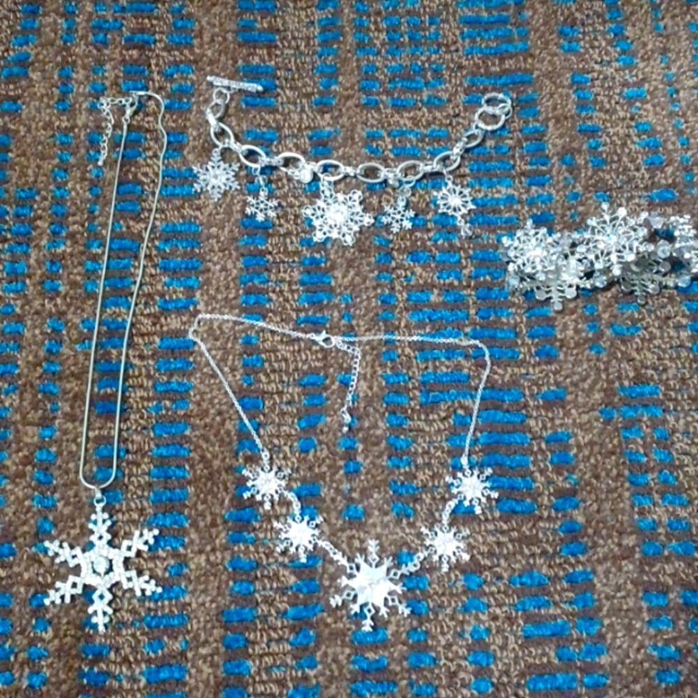 Beautiful set of snowflake jewelry